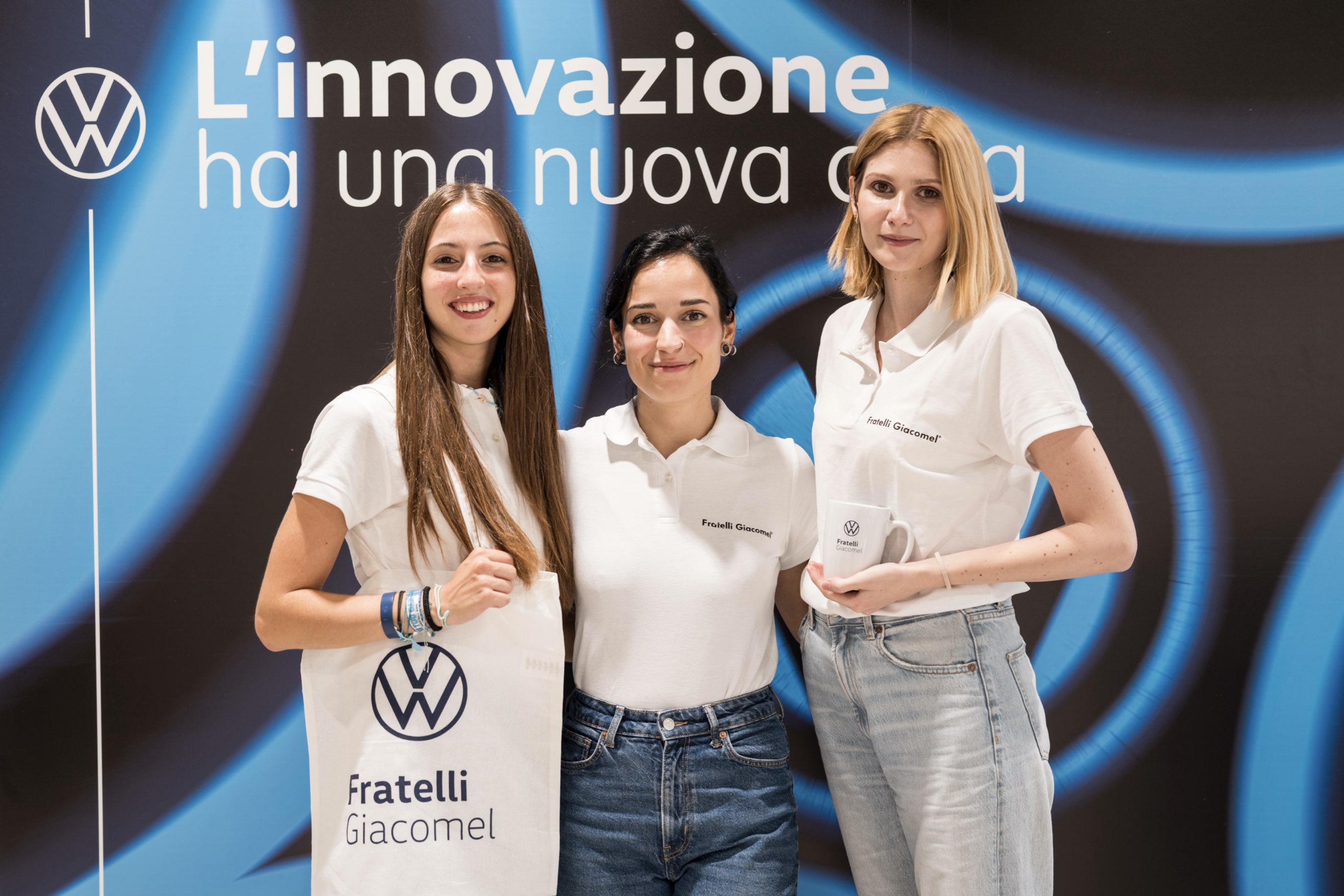 CAROSELLO APERTURA SALONE VW